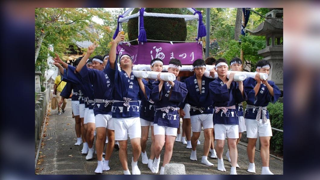 將掛在酒藏門前的酒林放上神轎,在老街遊行,清酒祭更添儀式感。(圖 / HIT廣島縣觀光聯盟 提供)