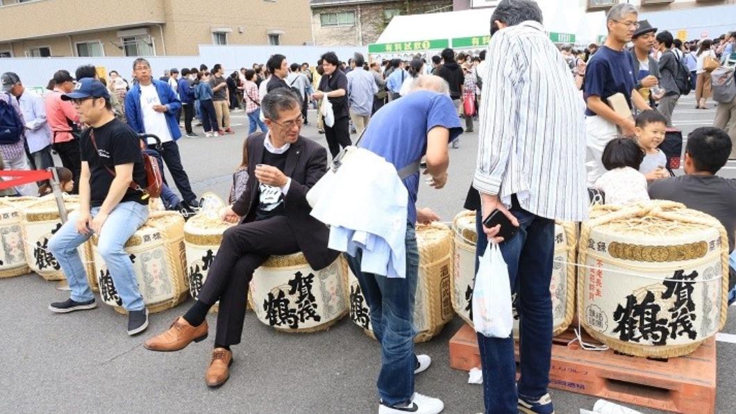 G7廣島峰會提供多款清酒的賀茂鶴酒造,拿出酒樽讓民眾休息。(圖 / HIT廣島縣觀光聯盟 提供)