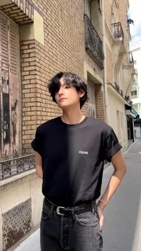 短袖和牛仔褲就能輕鬆有型。（圖／翻攝自thv IG）