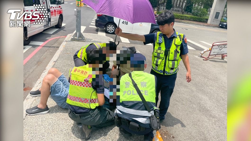 兒騎車載母看病突癲癇突發作老母驚慌 警跪地救援撐傘防曬
