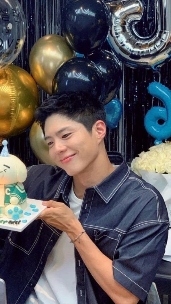 白T恤外搭一件牛仔短袖更有型。（圖／翻攝自bogummy IG）