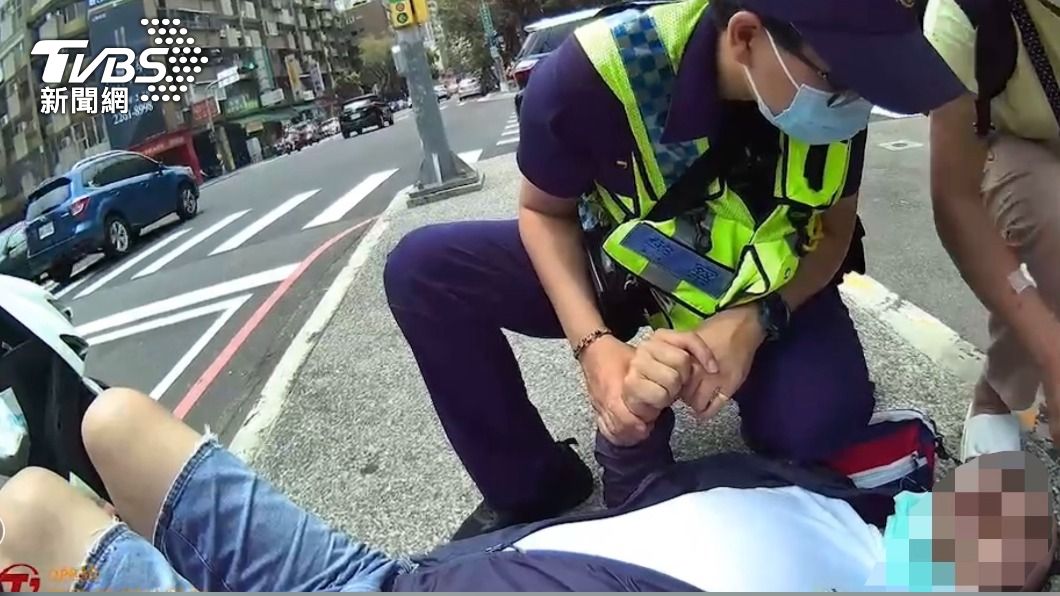 員警不斷替男子按摩，使僵硬緊握的雙手放鬆。（圖／警方提供）