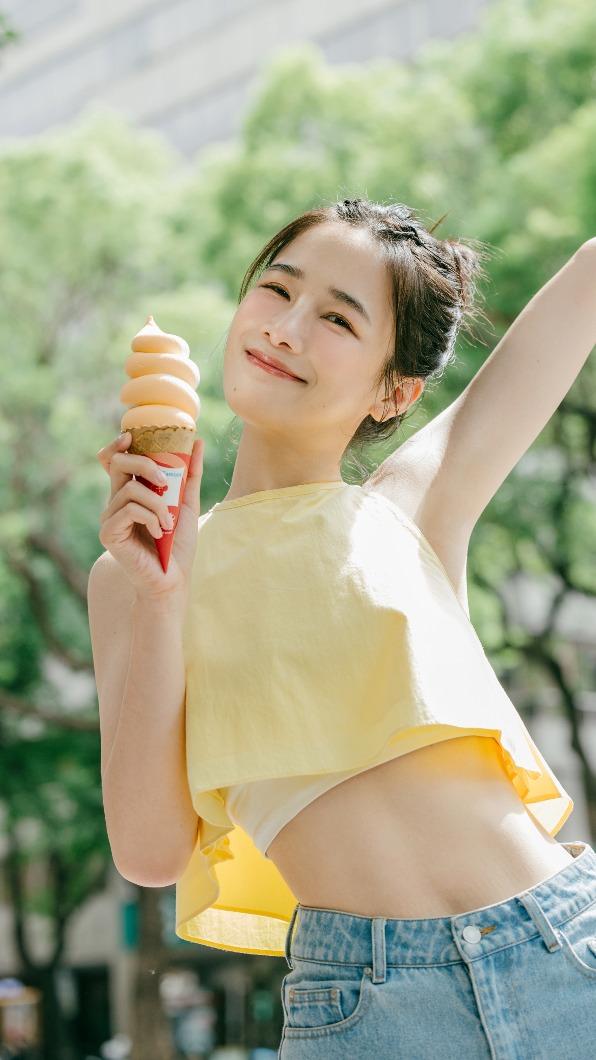 YouTuber千千「水水灶咖」聯手推出新口味「木瓜牛奶」。(圖/全家提供)