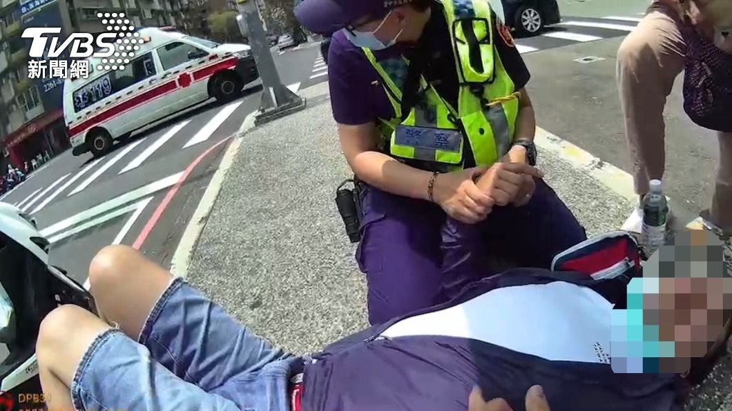 員警在男子耳邊輕聲喊話，確保生命徵象。（圖／警方提供）