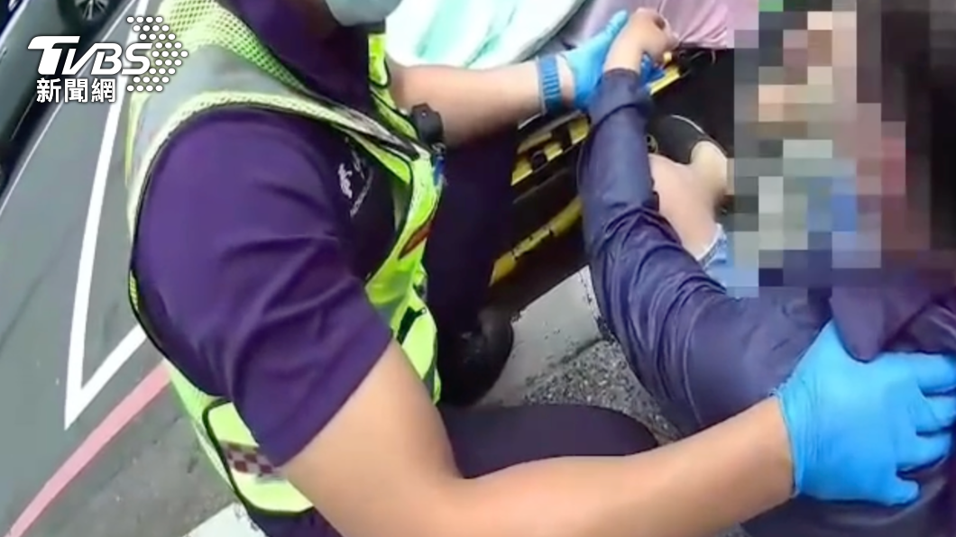 員警在男子身邊不斷加油打氣。（圖／警方提供）