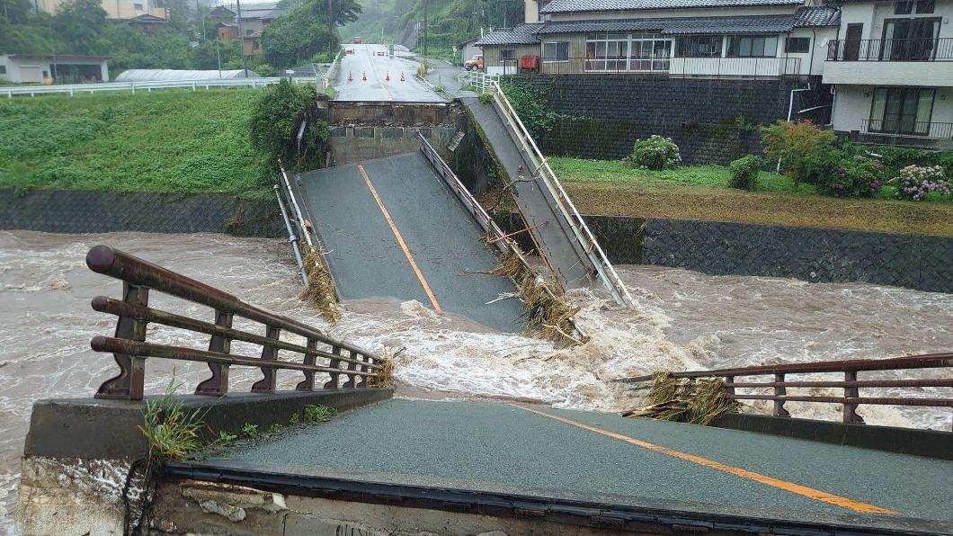 連日豪雨襲九州!洪水沖毀熊本縣國道 橋梁直接斷兩半