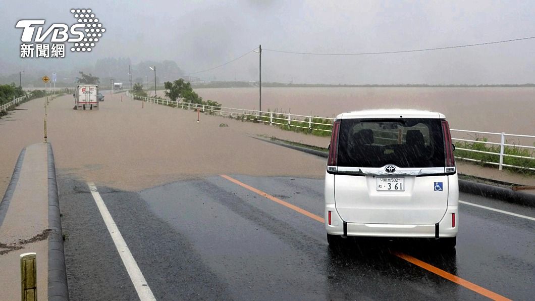 骯髒泥水淹沒九州各處道路,駕駛只能無奈的停在路邊。(圖/達志影像美聯社)