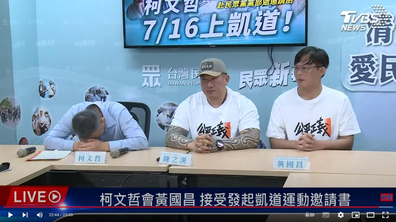柯文哲記者會上突然趴桌定格兩秒引起討論。(圖/TVBS)