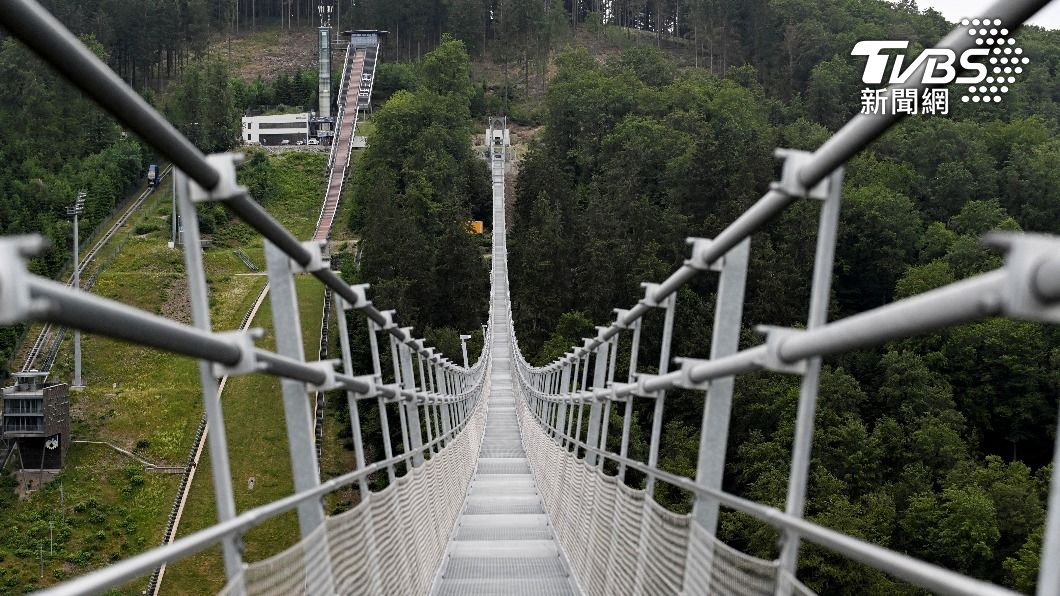 有登山客表示這座吊橋能建設在這樣的山谷中,感到很神奇。(圖/達志影像路透社)