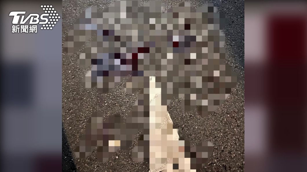 2名移工持刀互砍,在大馬路上留下大片血跡。(圖/讀者提供)