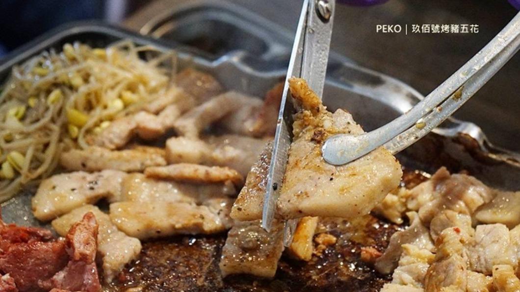 服務人員會協助客人將肉片分剪成小塊。(圖片來源/PEKOのSimple Life)