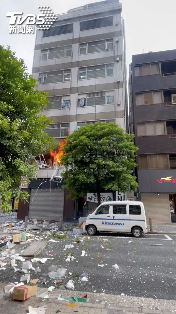 2樓的酒吧冒出火焰,爆炸威力之大,使建築物的雜物、碎片散亂一地。(圖/達志影像路透社)