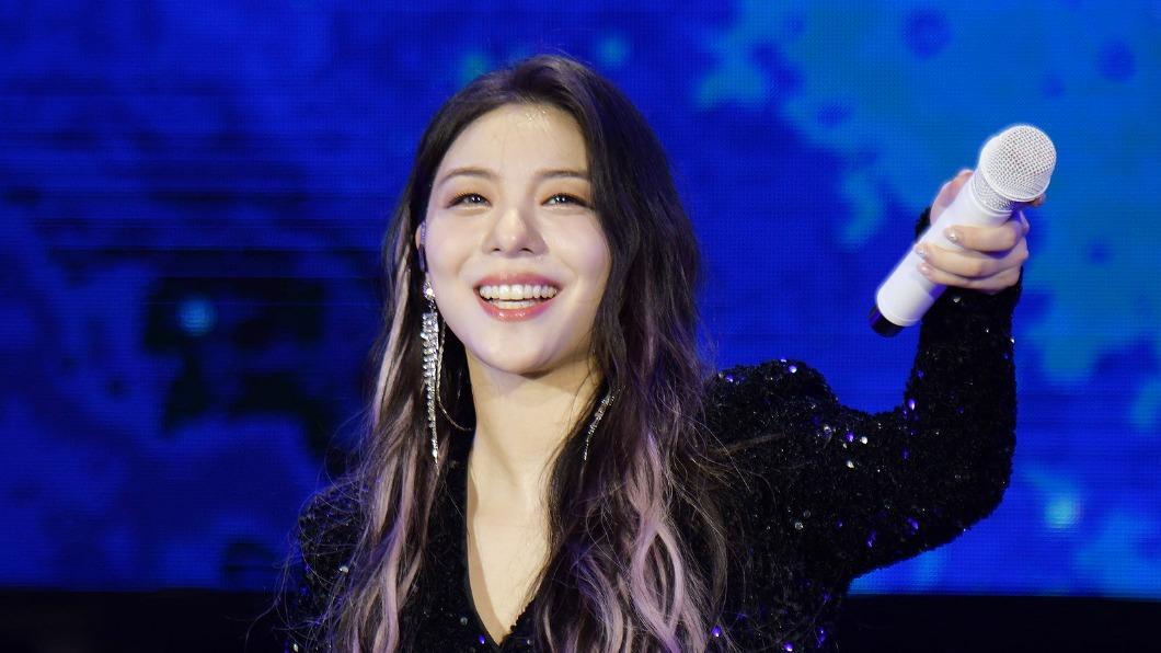 Ailee台北開唱狂粉衝到台前! 塞禮物、要求握手「她1原則拒絕」