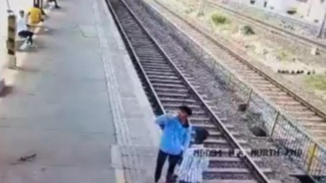 月台旁洗便當盒!印度少年「遭火車撞飛」 拋飛半空摔地慘死