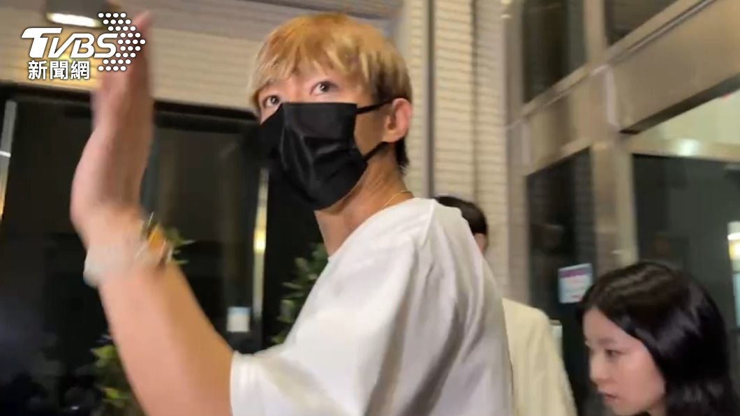 炎亞綸接受媒體訪問後離開地檢署。（圖／李昱菫攝）