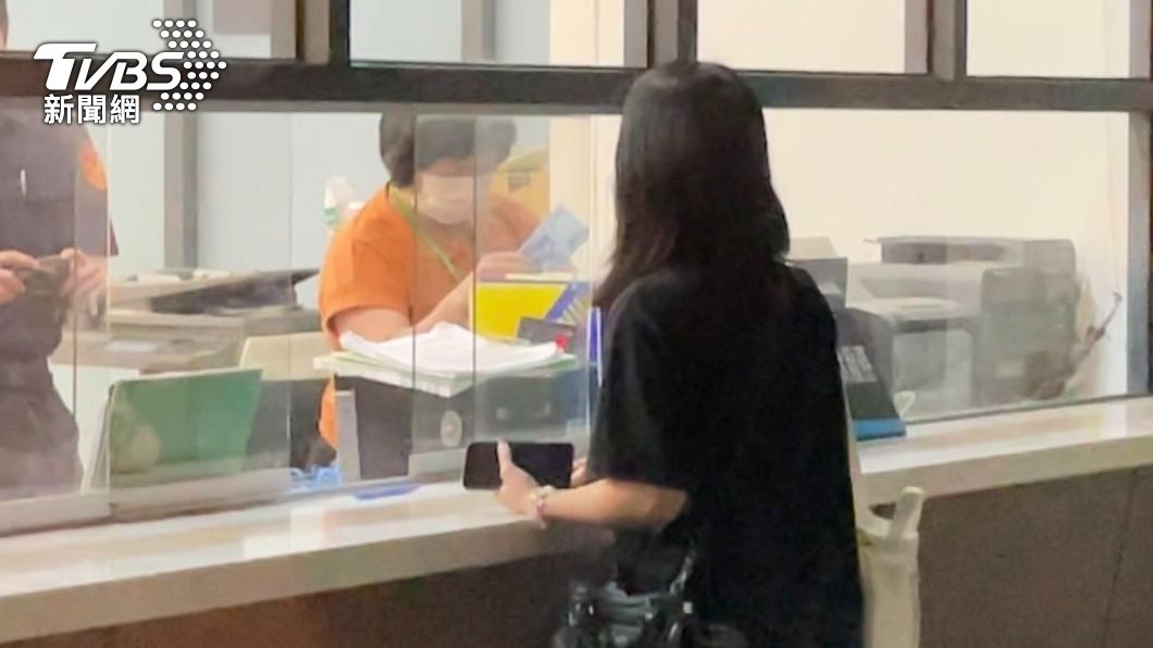 經紀人替炎亞綸辦理交保。（圖／李昱菫攝）