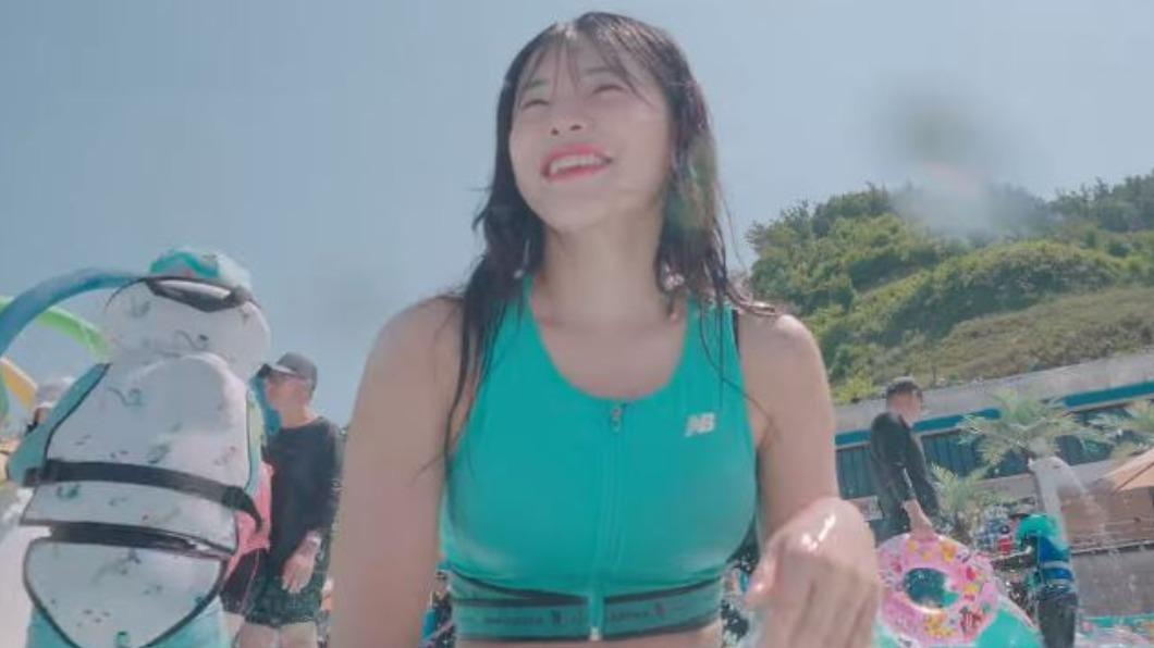 李多慧開心地與小孩子在水上樂園玩耍。(圖/翻攝自李多慧YT)