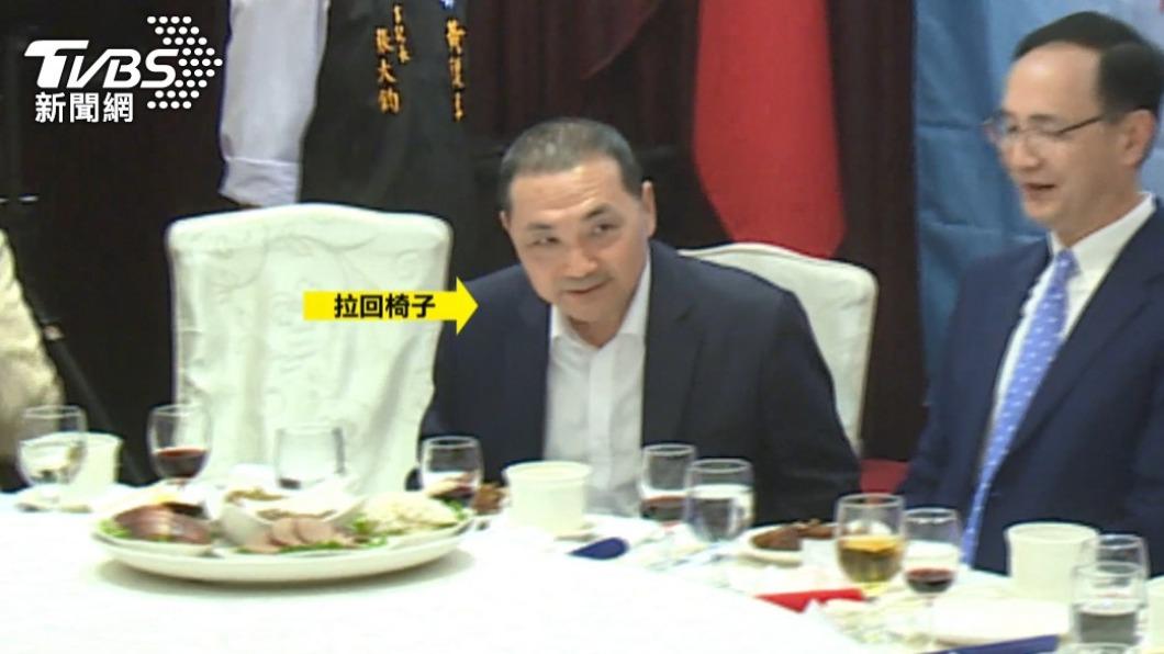 侯友宜挪韓國瑜椅子。(圖/TVBS資料畫面)