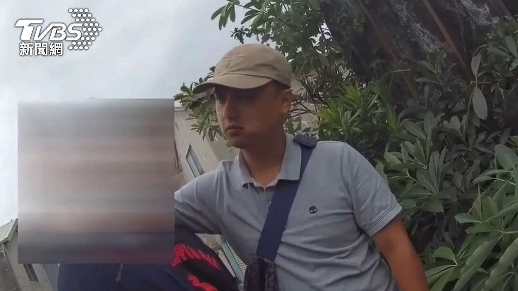 警方循線在新北市某汽車旅館逮捕呂姓毒蟲。(圖/TVBS)