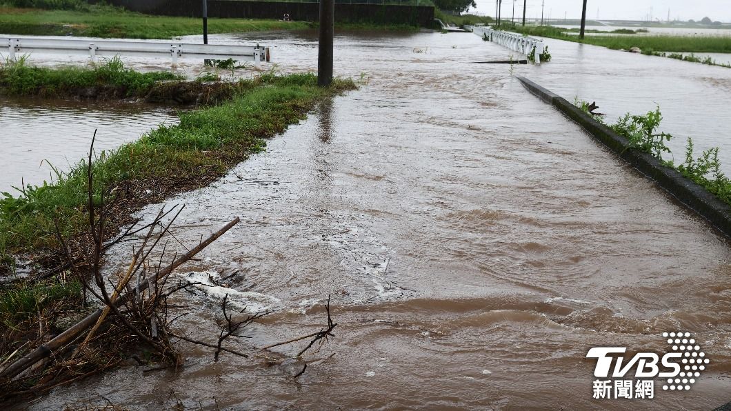泥水淹沒了道路。(圖/達志影像美聯社)