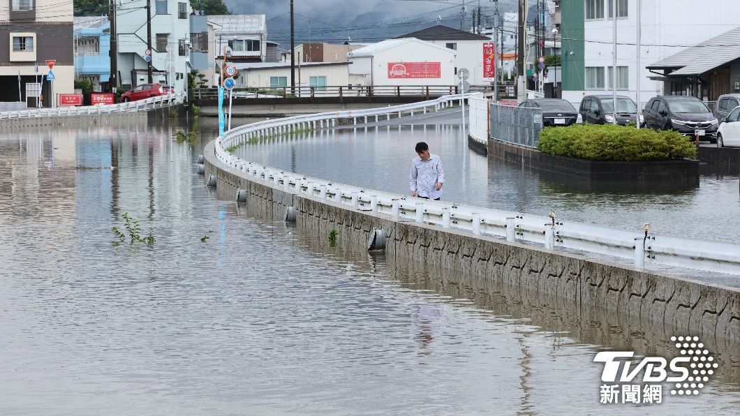 龐大的降雨讓河川的水位也到了極限。(圖/達志影像美聯社)