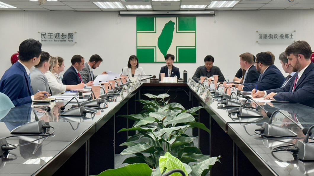 民進黨與美國「國會幕僚長及助理訪問團」對談。(圖/民進黨提供)