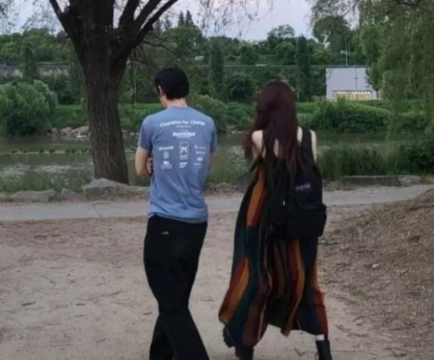 經紀公司坦承兩人散步合照是本人沒錯,但也僅止於好友關係。(圖/翻攝自韓網)
