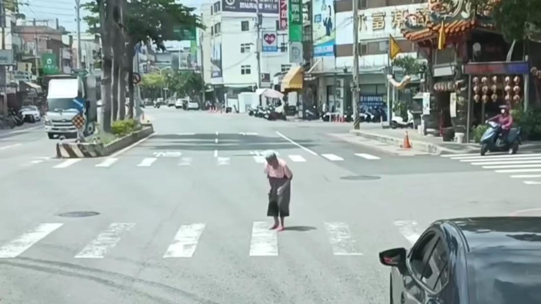 阿婆站在馬路中央不知所措。（圖／翻攝自沙鹿之美臉書）