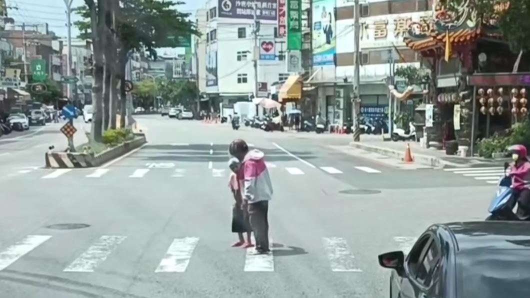 外送員見狀趕緊把車停路邊，疑似詢問對方是否需要幫忙。（圖／翻攝自沙鹿之美臉書）