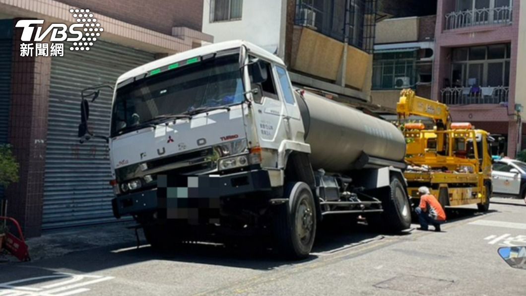 快訊/水加到一半裂出天坑 車右後輪驚悚被吞入地面