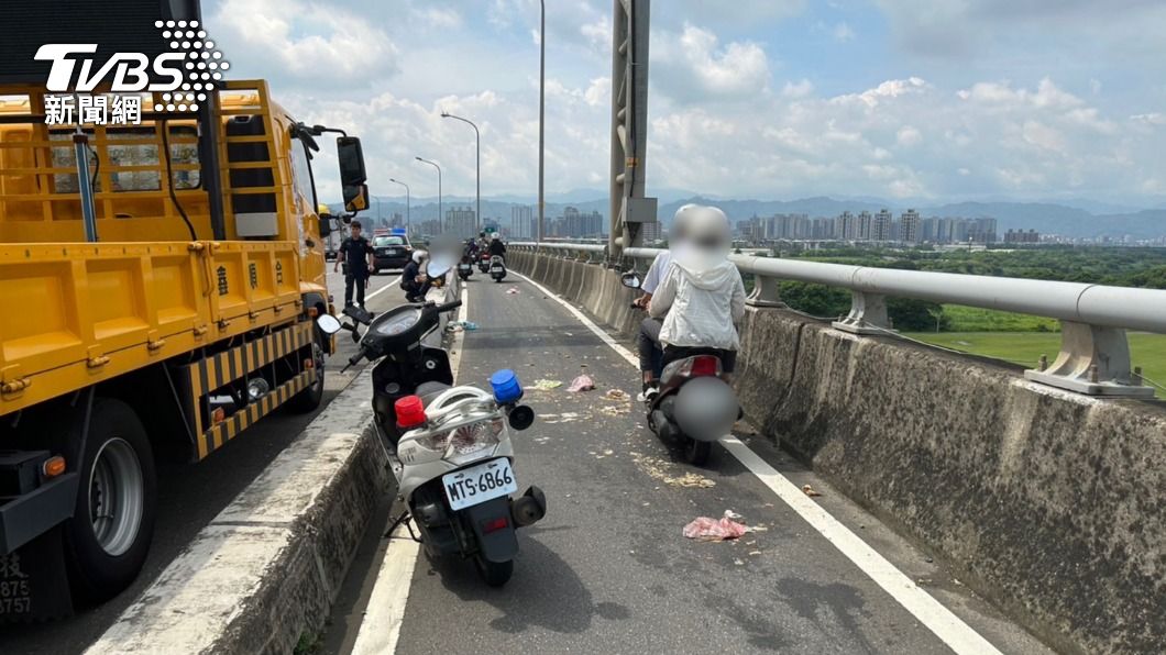 台65機車道上廚餘散落一地。(圖/TVBS)