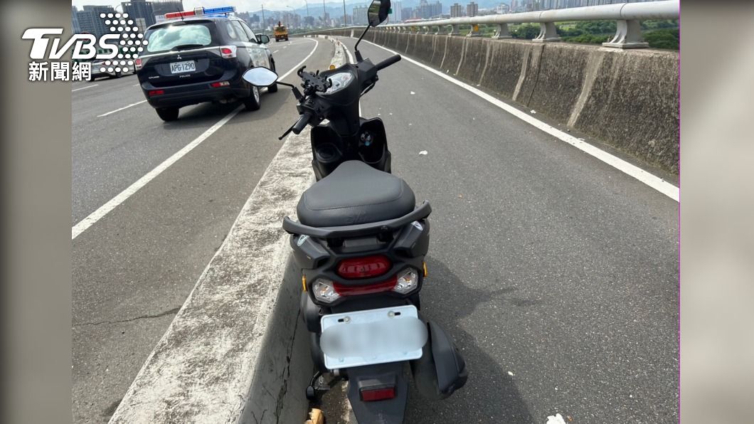 女騎士疑似輾過廚餘袋而摔車。(圖/TVBS)