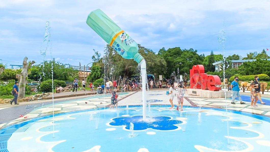 臺鹽通霄觀光園內有免費戲水池,上方的巨大水瓶會不定時噴水。(圖片來源/艾莉絲愛旅行)