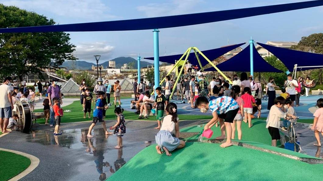 污水處理廠的頂部被打造成休閒運動公園。(圖片來源/台北市政府工務局)