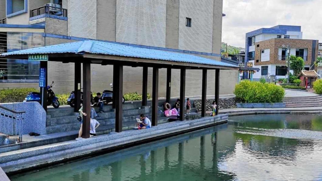松樹門湧泉池水質清澈。(圖片來源/晨晨喬喬玩樂日記)