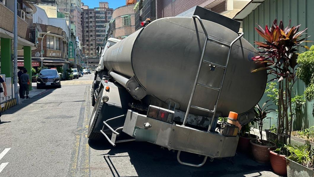高雄鳳山突道路下陷 載水車一度受困坑洞動彈不得