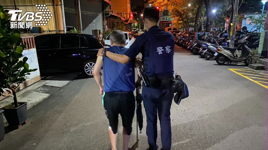 警察背背!拐杖翁無力上樓 24歲長腿帥警蹲低背到家門口