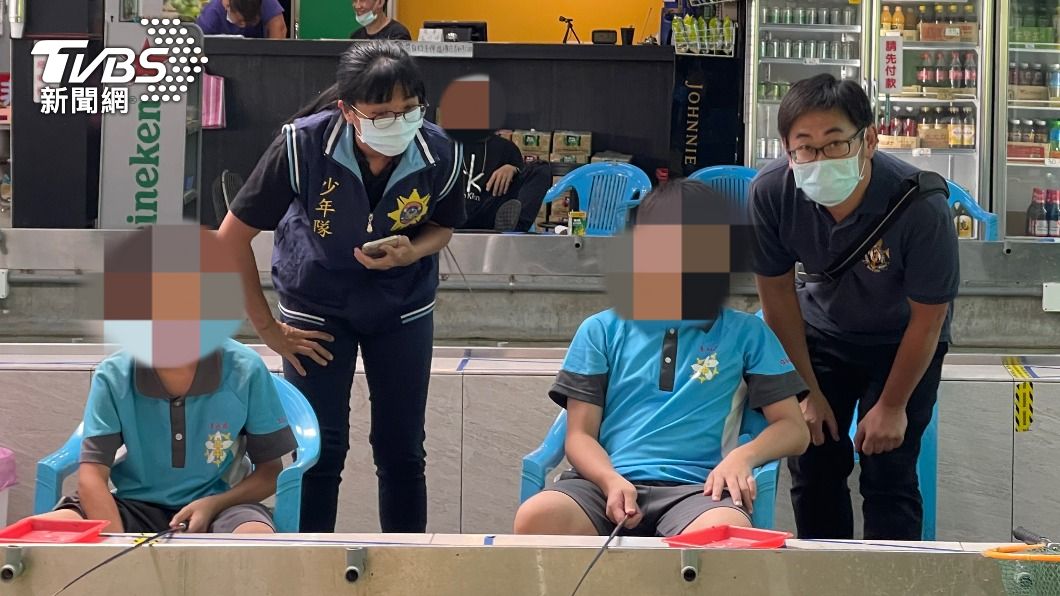 拉近距離！少年隊警察攜12少年釣蝦嗑美食：陪伴代替指責