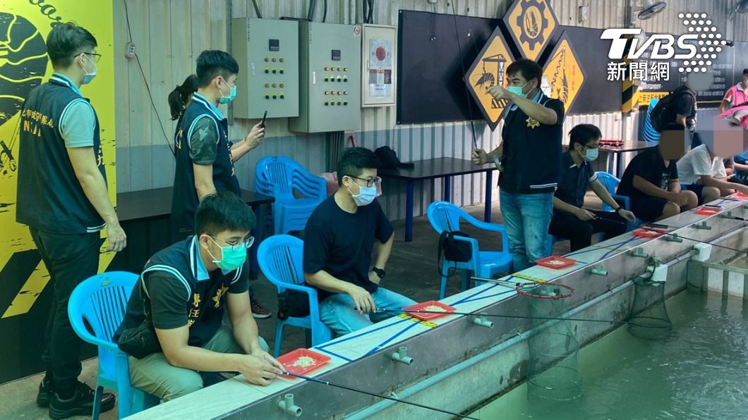 少年隊帶領12名青少年到釣蝦場釣蝦，希望藉由員警陪伴與青少年建立信任關係。（圖／警方提供）
