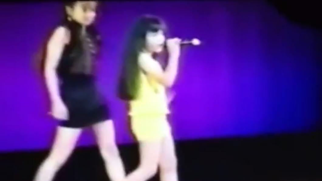 愛紗12歲在沖繩演藝學校唱跳,身旁舞伴是安室奈美惠。(圖/翻攝自芒果TV)