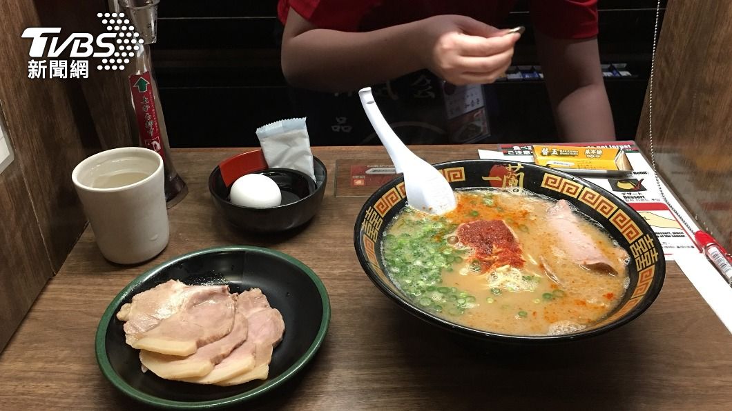 一蘭拉麵在台灣也是排隊名店，近來為搶攻穆斯林市場，特地到印尼宣傳無豬肉版的豚骨拉麵。（示意圖／shutterstock達志影像）