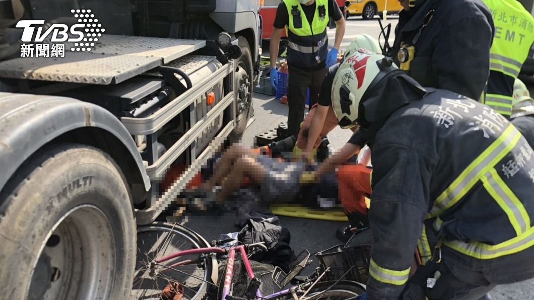 聯結車轉彎擦撞腳踏車!騎士被捲進車底 右腳骨折變形