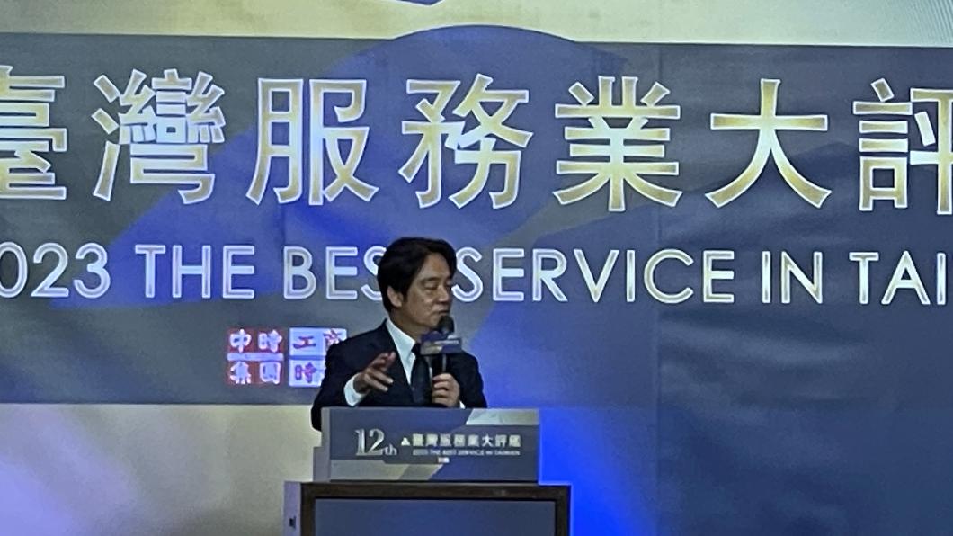 副總統賴清德今(4日)出席「2023台灣服務業大評鑑頒獎典禮」。(圖/吳紹瑜攝)