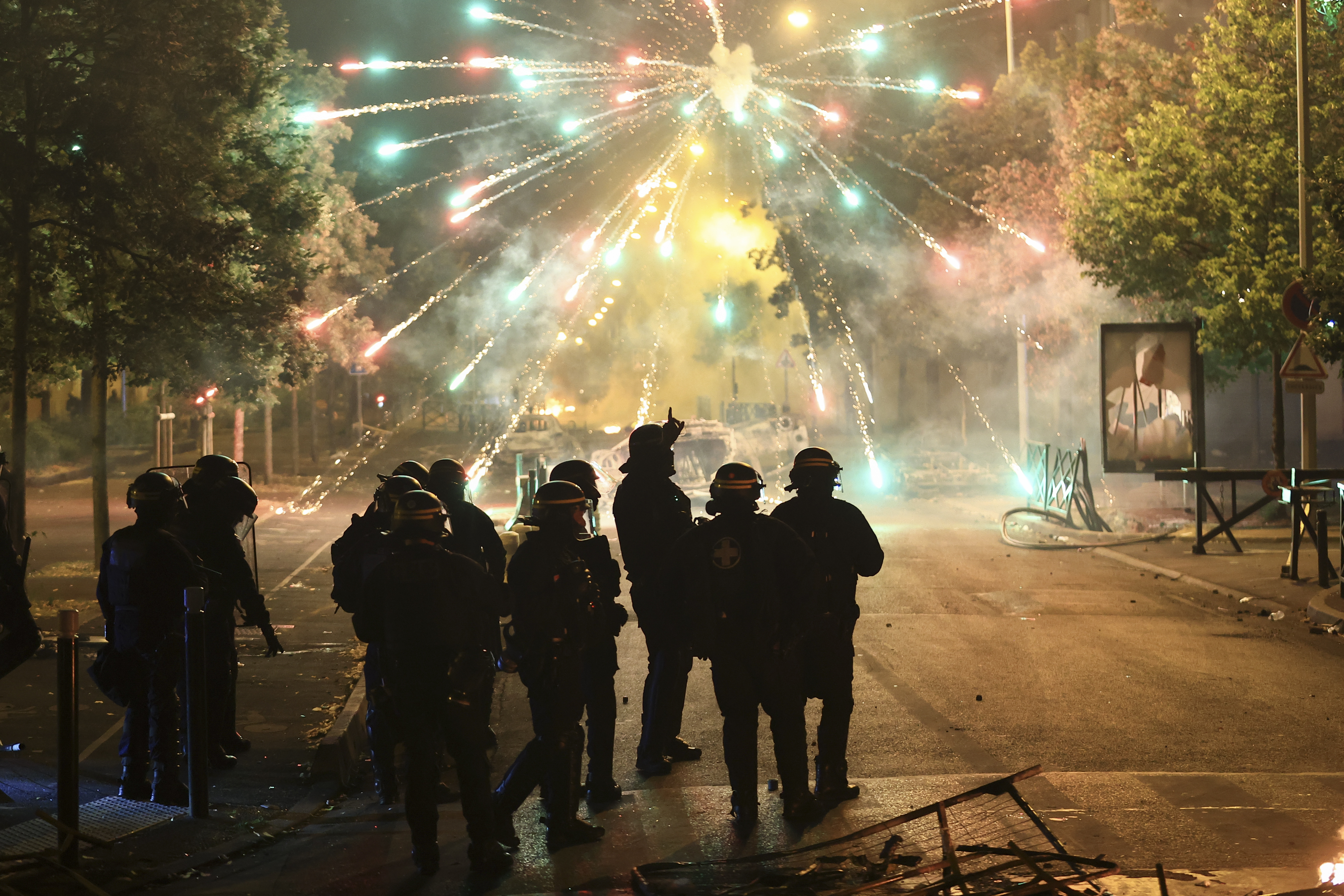 抗議行動在法國全境多地爆發,許多示威者朝鎮暴警察施放爆竹,藉以對抗警方的震撼彈和催淚瓦斯。(畫面來源:AP)