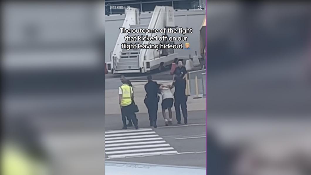 男子雙臂遭警方架住,雙腳無力地被拖出機場跑道。( 圖 / 翻攝自TikTok )