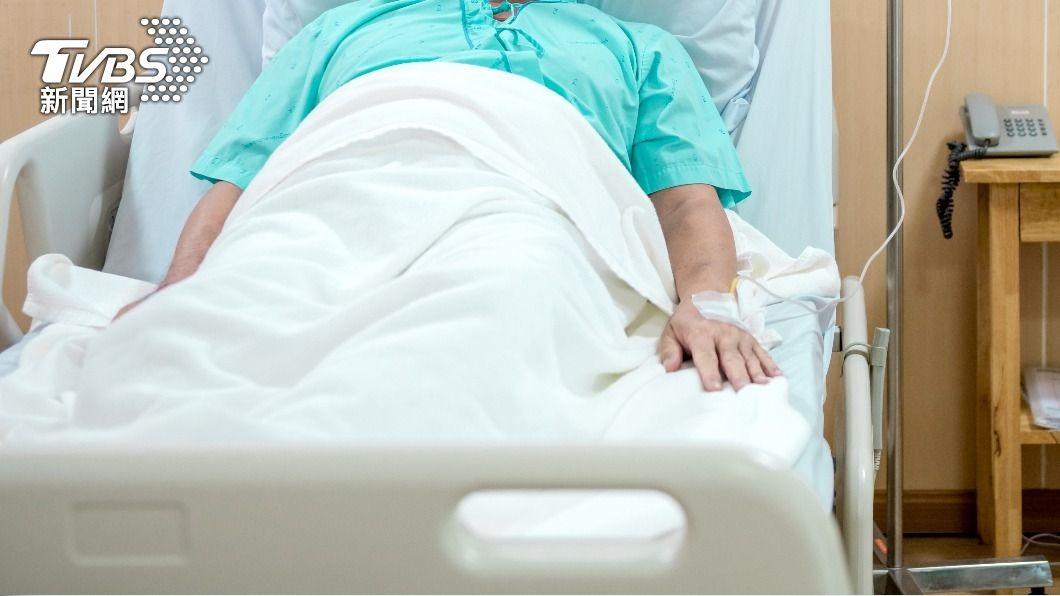 一名30多歲男子設法逃出公寓,目前仍在醫院治療,狀況危急。(示意圖,非當事人 /Shutterstock達志影像)