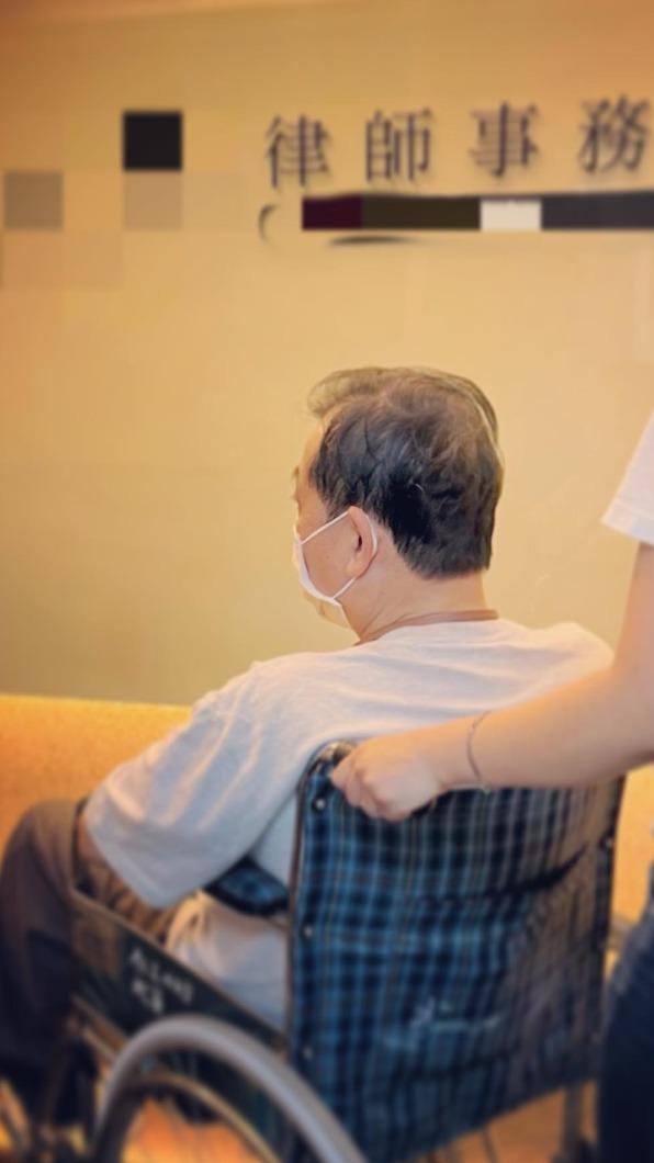 廖峻出院後趕到律師事務所。(圖/翻攝自錦德臉書)