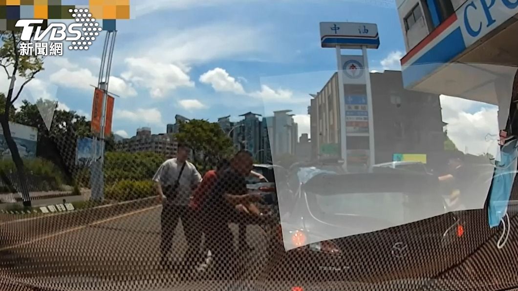 警方在路上發現陳男座車，立即上前攔車圍捕。（圖／TVBS）
