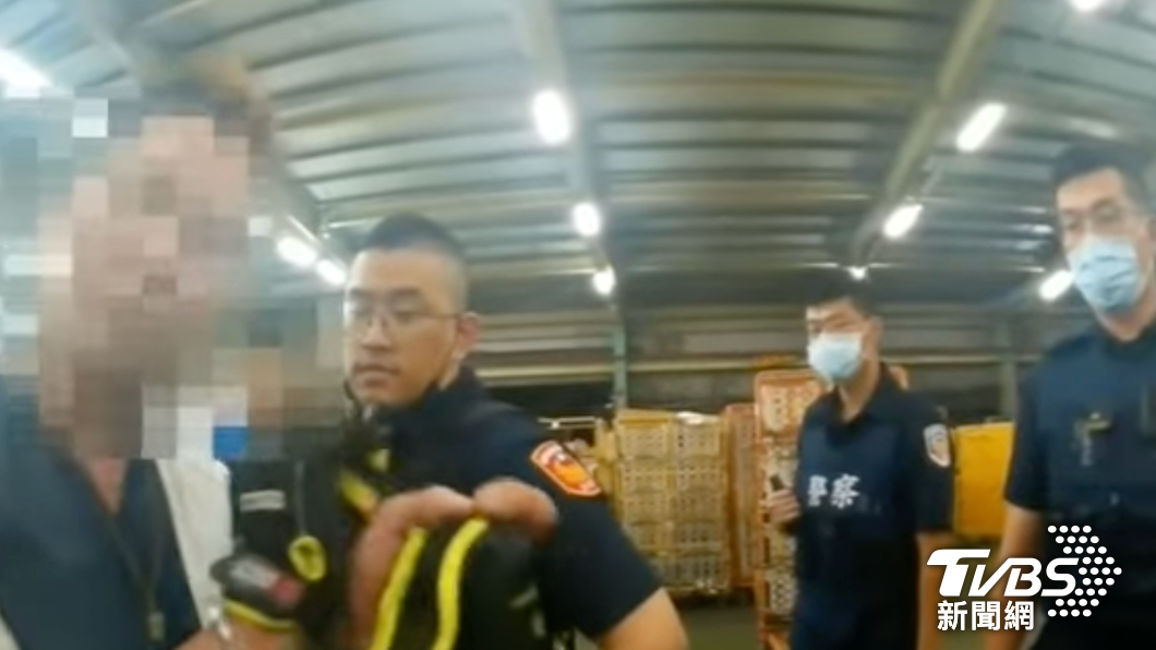 醉漢持鋸闖工廠討債2千 被逮竟求警「解銬」遭吐槽:怕痛嗎