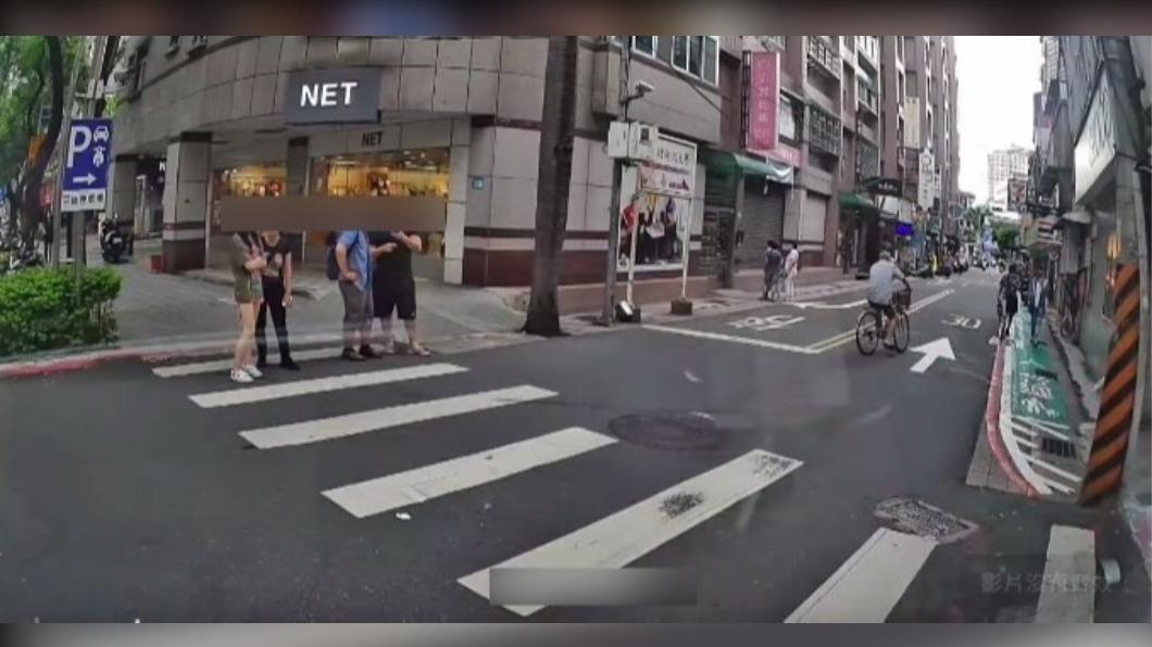 4行人路口開聊！運將停讓慘被酸　「到底過不過」網掀論戰